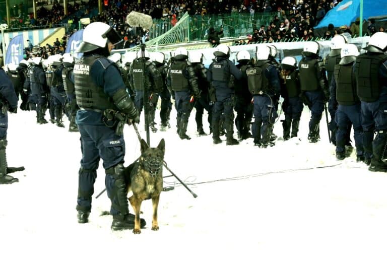 Zadyma na meczu Stomilu. Kibole zdemolowali stoisko z cateringiem