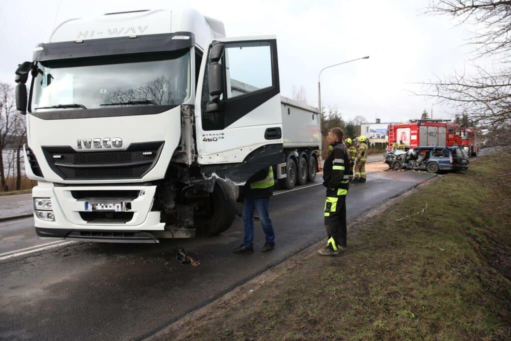 Utrudnienia na ulicy Bałtyckiej w Olsztynie po wypadku z udziałem samochodu osobowego i ciężarówki wypadek Olsztyn, Wiadomości, zShowcase