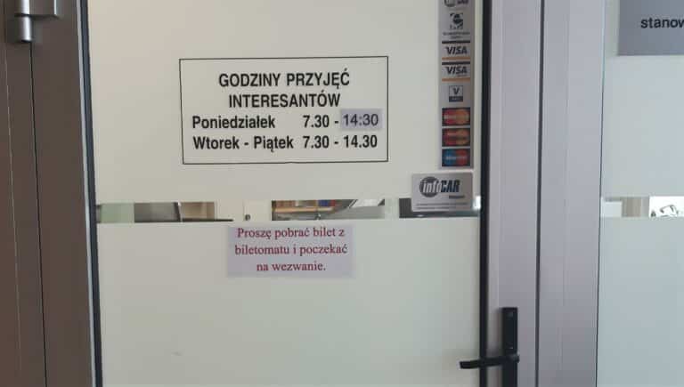 Od czerwca do olsztyńskiego starostwa już tylko z kartą