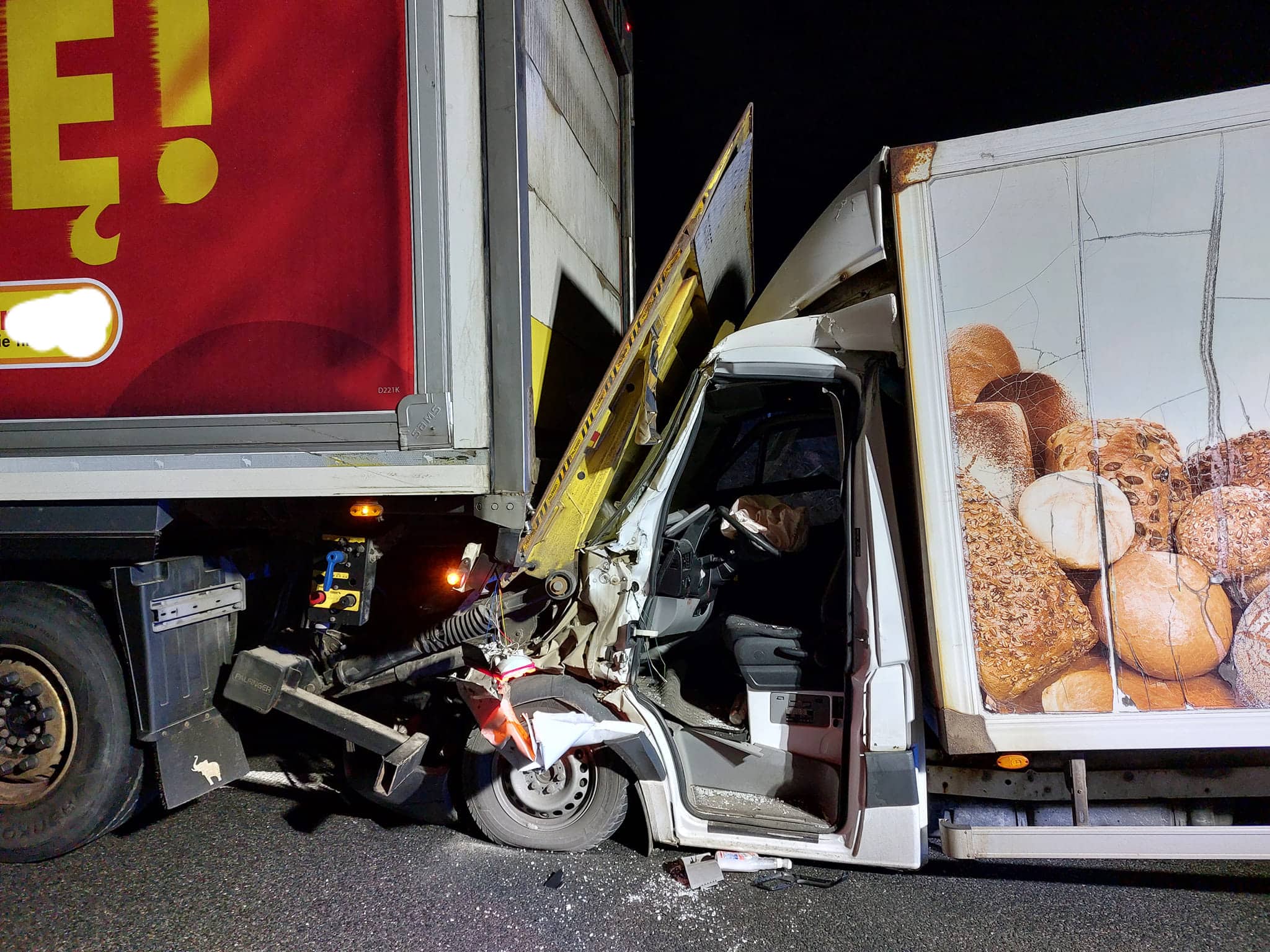 Wypadek na S 51 pod Olsztynem. Busem piekarni wjechał w ciężarówkę Biedronki wypadek Olsztyn, Wiadomości