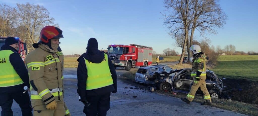W wyniku zderzenia aut wybuchł pożar. Dwie osoby trafiły do szpitala wypadek Braniewo, Wiadomości