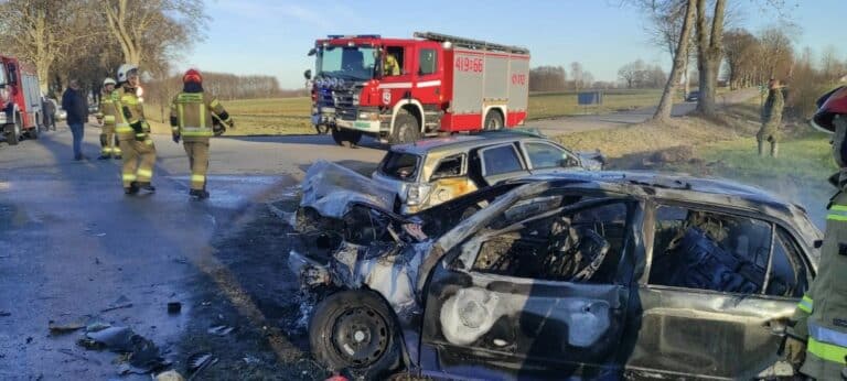 W wyniku zderzenia aut wybuchł pożar. Dwie osoby trafiły do szpitala
