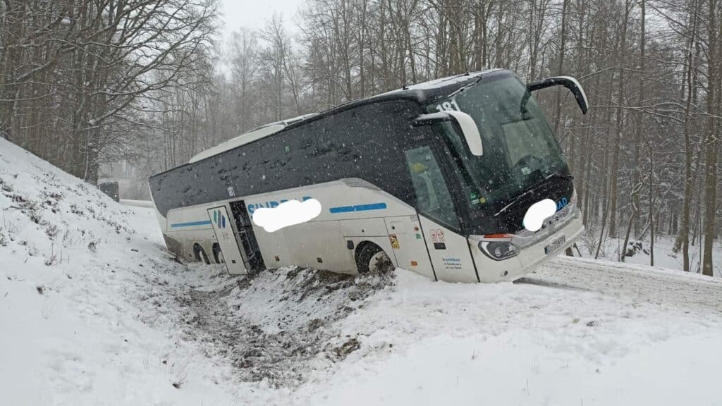 Autobus jadący do Niemiec wjechał do rowu wypadek Giżycko, Wiadomości