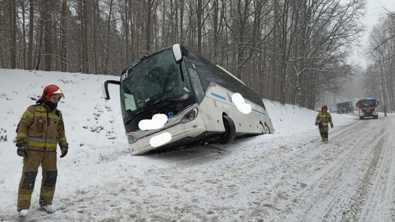 Autobus jadący do Niemiec wjechał do rowu