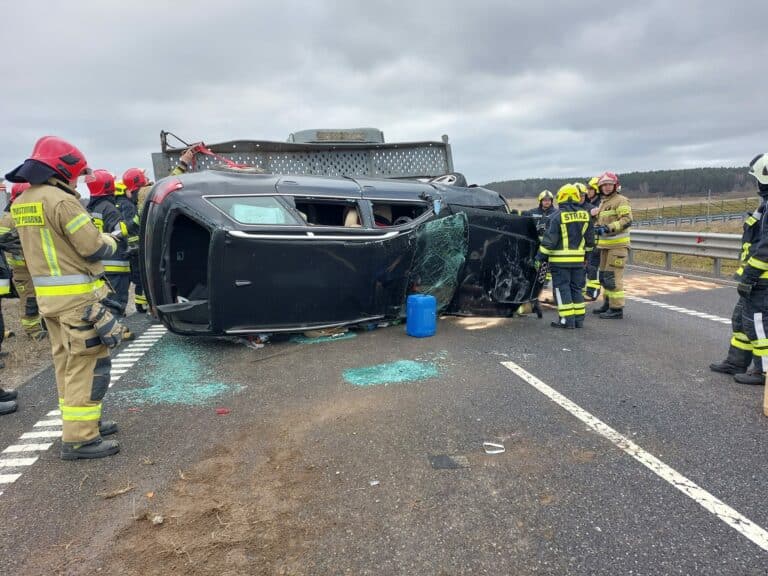 Laweta przewożąca samoch&oacute;d osobowy przewr&oacute;ciła się, blokując drogę S51