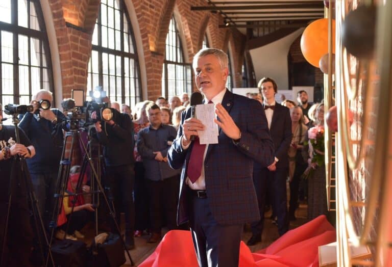 Gang staruszek ukradł ciastka z wernisażu wystawy o Mikołaju Koperniku w Olsztynie