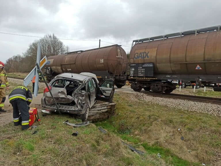 Wypadek na torach w powiecie olsztyńskim. Zderzenie pociągu towarowego z samochodem