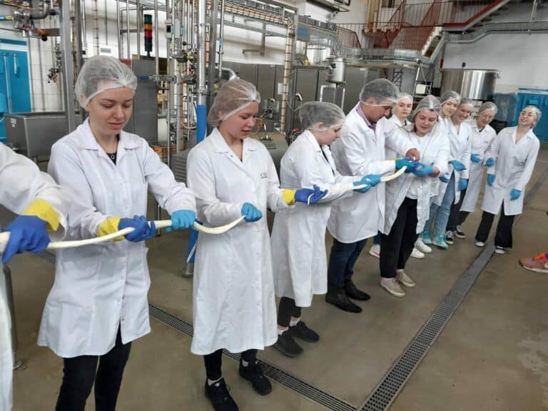 Rozciąganie sera mozzarella. Studenci UWM pobili rekord!