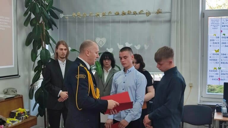 Paweł i Tobiasz ratują starszą kobietę z płonącego domu