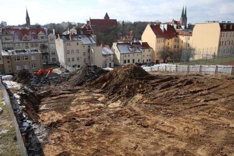 Apartamentowiec wśr&oacute;d zabytkowych kamienic. Ruszyła budowa w sercu Olsztyna