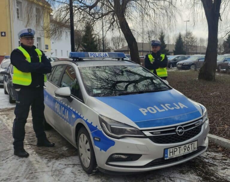 Bohaterowie Olsztyna! Policjanci ratują życie mężczyzny na ulicy
