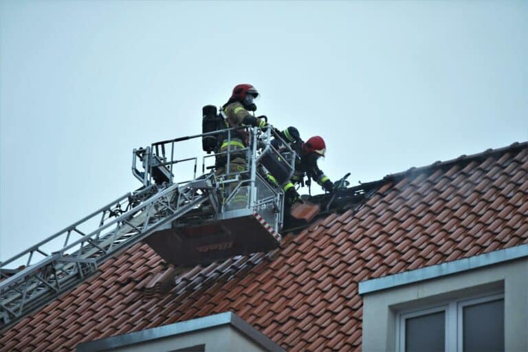 Duży pożar kamienicy przy ul. Partyzant&oacute;w w Olsztynie. Ewakuowane dzieci