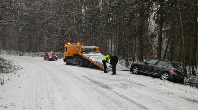 Sypie śnieg, na drogach miejscami może być ślisko