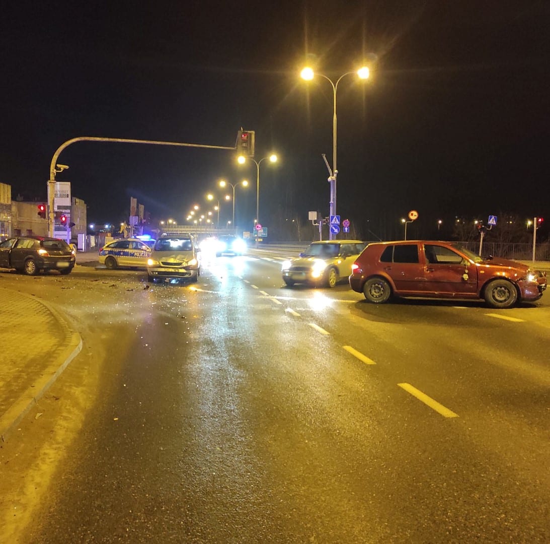 Do uszkodzenia dwóch aut doprowadził 21-latek, który skręcał na skrzyżowaniu wypadek Olsztyn, Wiadomości