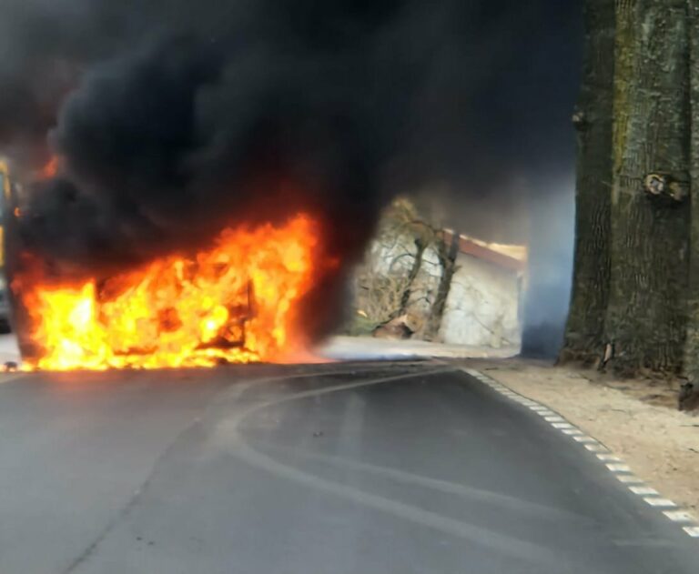 Dramatyczna sytuacja w drodze na zawody. Pożar busa z dziećmi na pokładzie!