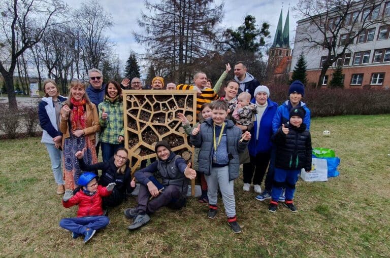 Nowy domek dla owadów zapylających w parku na Osiedlu Grunwaldzkim