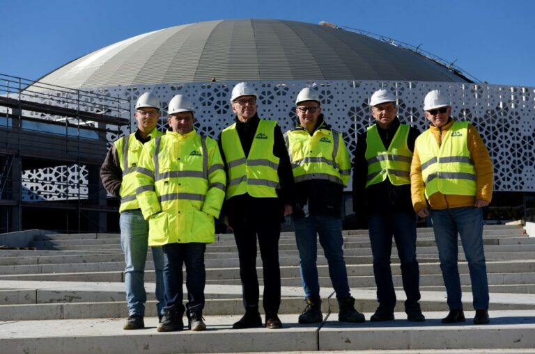 Remont Uranii postępuje. Trwają prace przy montażu paneli na dachu