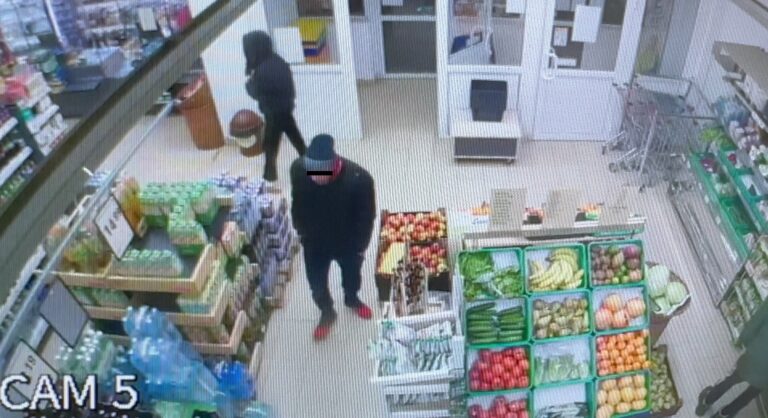 Piwo wynosili skrzynkami. Wpadł w Auchan. 53-latkowi grozi 7,5 roku więzienia