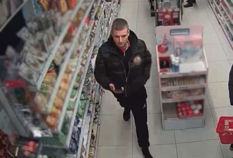 Tym razem dokładnie widać na nagraniu co zrobił poszukiwany przez policję