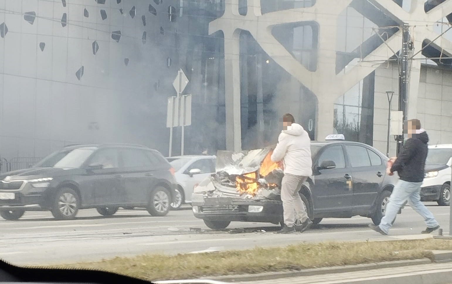 Taksówka spaliła się pod Galerią Warmińską pożar Olsztyn, Wiadomości