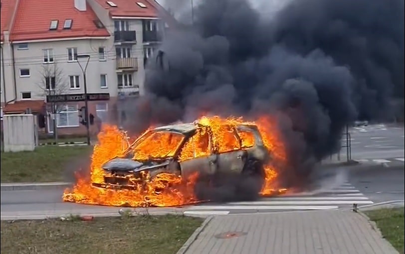Właściciel zrozpaczony: auto za 4 tys. zł płonie, a dym widoczny na pół Olsztyna pożar Wiadomości