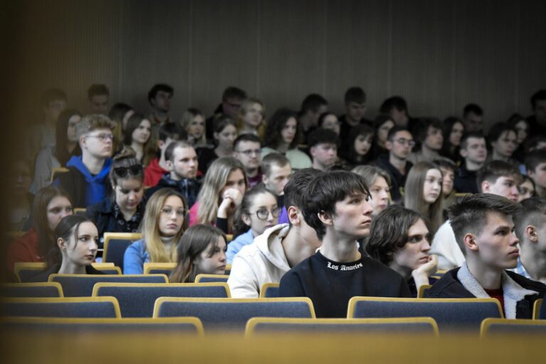 Młodzi kierowcy uczyli się od skazanego za przestępstwo komunikacyjne