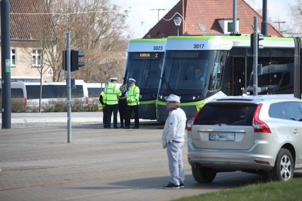 Olsztyn: Samochód z Niemiec zderza się z tramwajem wypadek Olsztyn, Wiadomości, zShowcase
