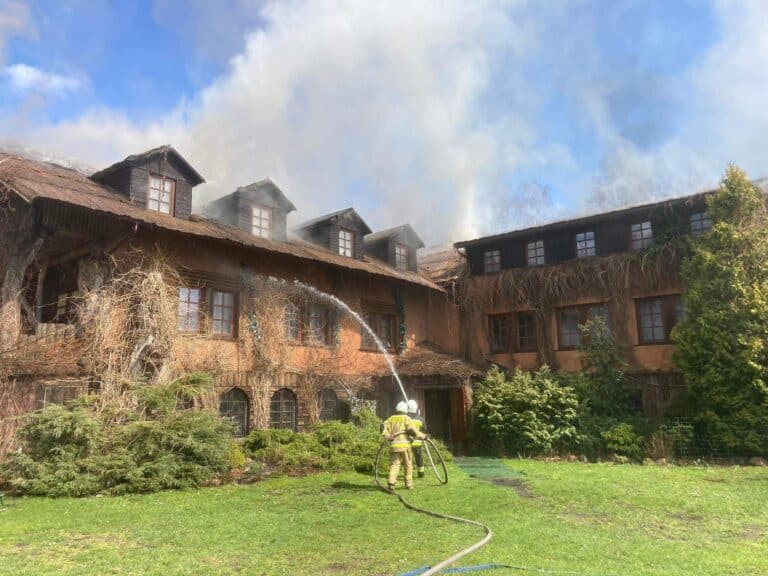 Pożar w hotelu Galindia. Strażacy z okolicznych miejscowości wspierali akcję gaśniczą