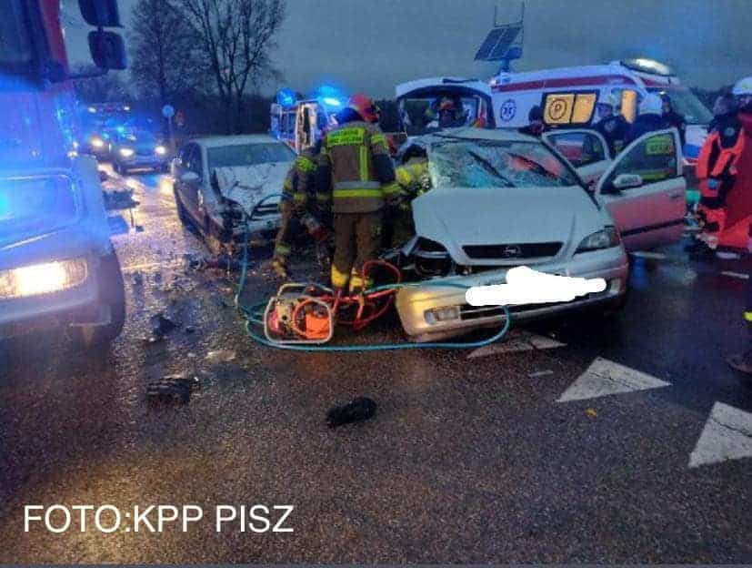 Tragiczny wypadek na DK58: Jedna osoba nie żyje, dwie ranne wypadek Pisz, Wiadomości, zShowcase