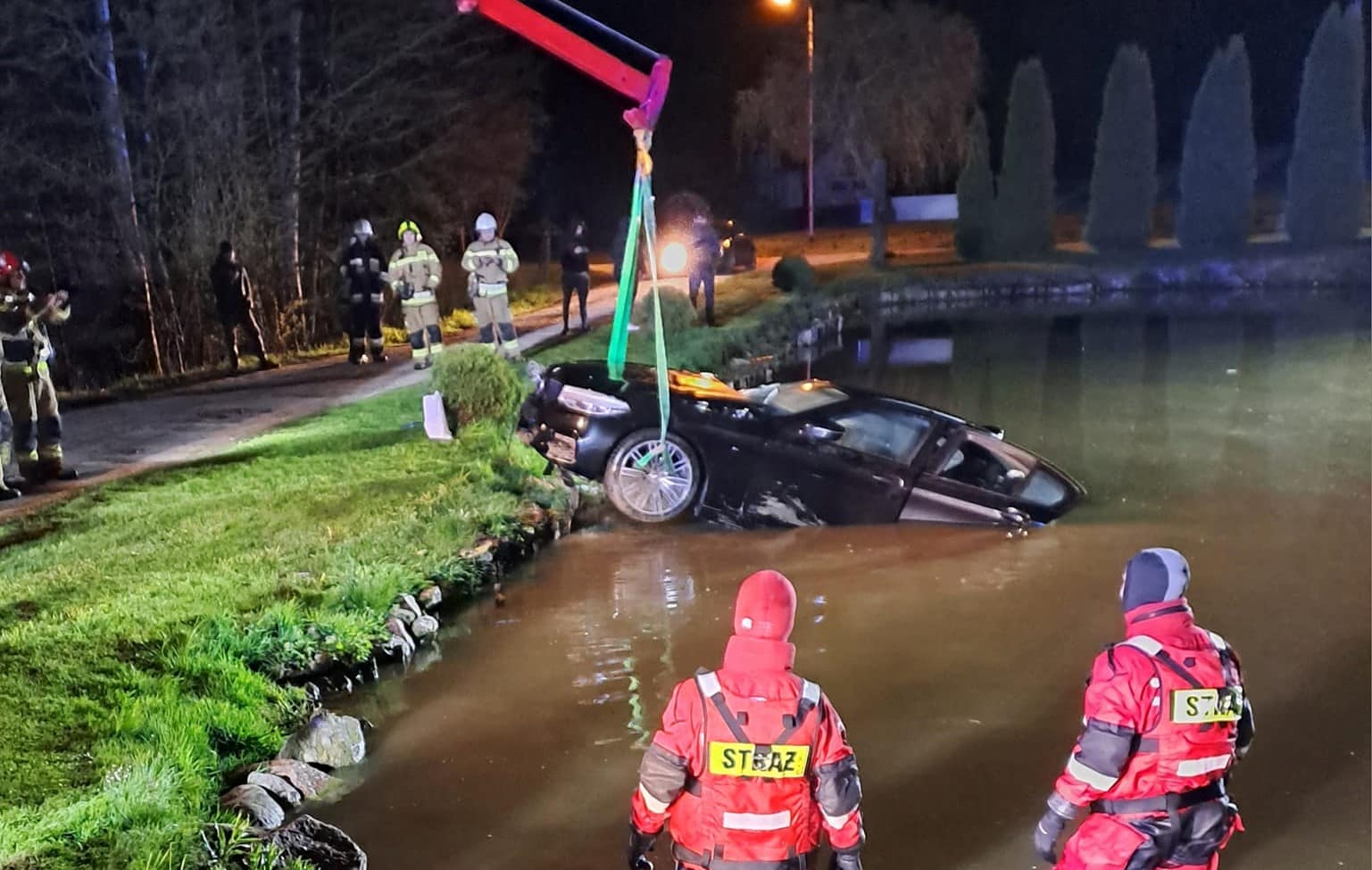 BMW zatonęło w stawie: mieszkańcy pomogli kierowcy wypadek Ostróda, Wiadomości, zPAP, zShowcase