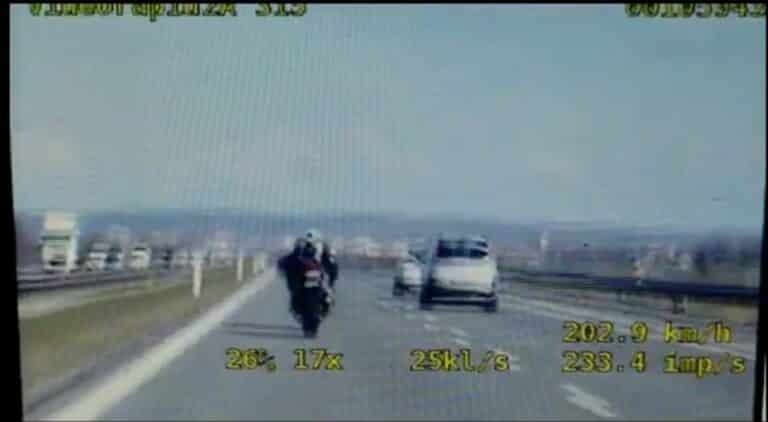 Motocyklista pędził bez uprawnień z prędkością 200 km/h na drodze S-7