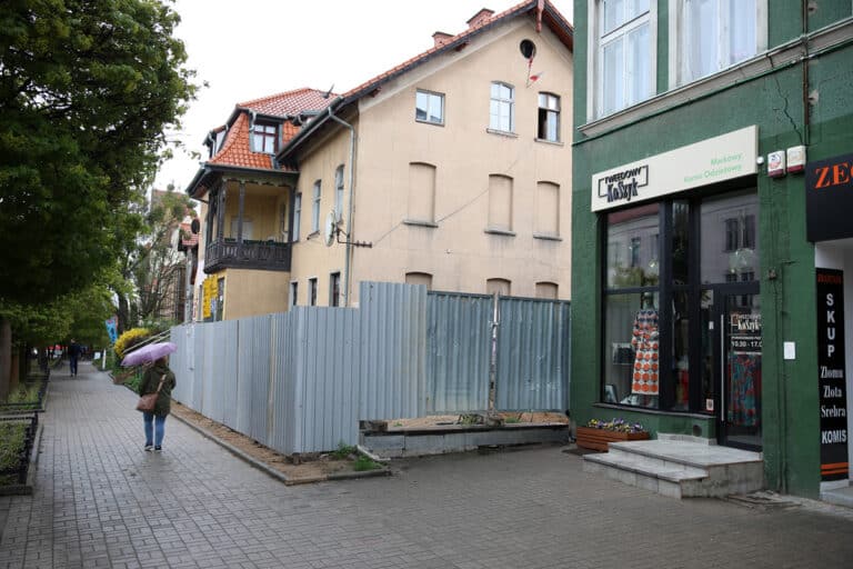 Nowa kamienica pomiędzy zabytkowymi budynkami — mieszkańcy protestują