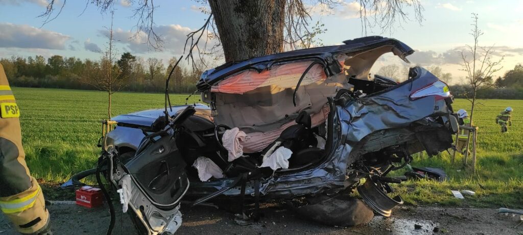 Poważny wypadek w gminie Braniewo. Auto wylądowało na dwóch drzewach wypadek Braniewo, Wiadomości, zShowcase