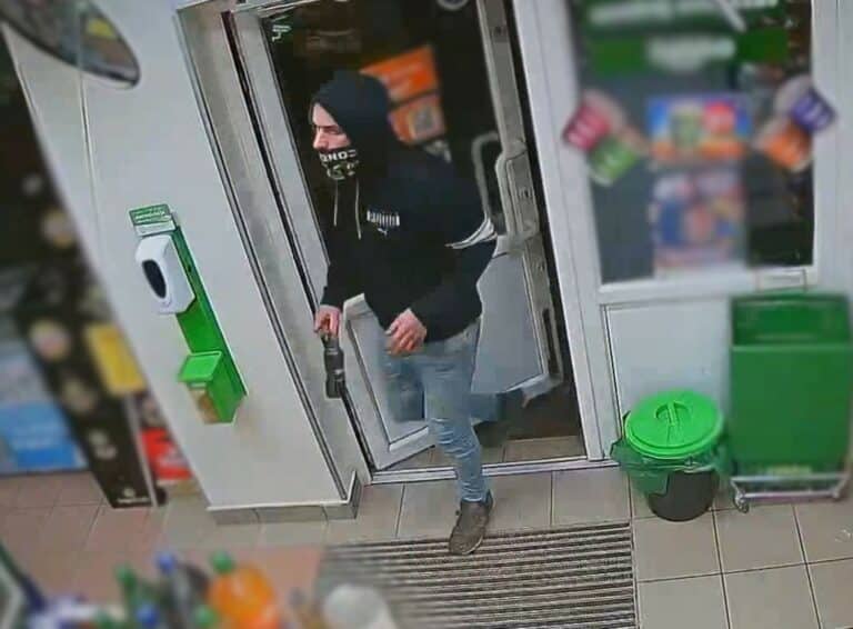 Przestępca z Olsztyna: Kto rozpoznaje tego mężczyznę na filmie monitoringu?