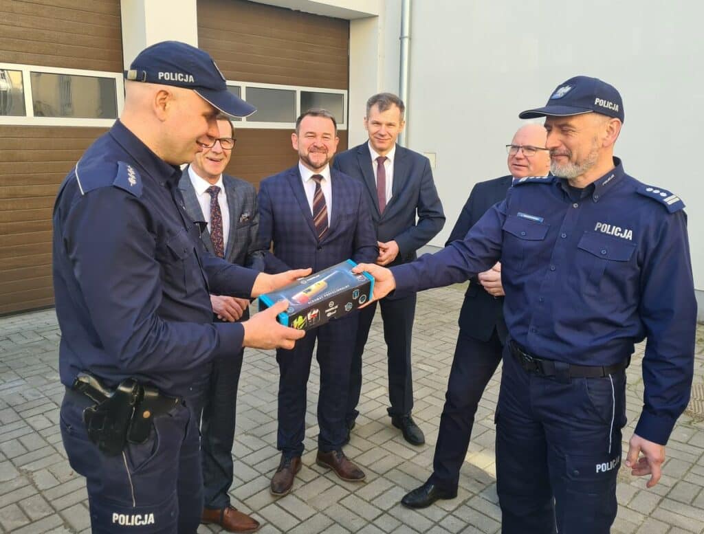 Nowy, lepiej oznakowany radiowóz dla Policji Na sygnale Nowe Miasto Lubawskie, Wiadomości, zShowcase