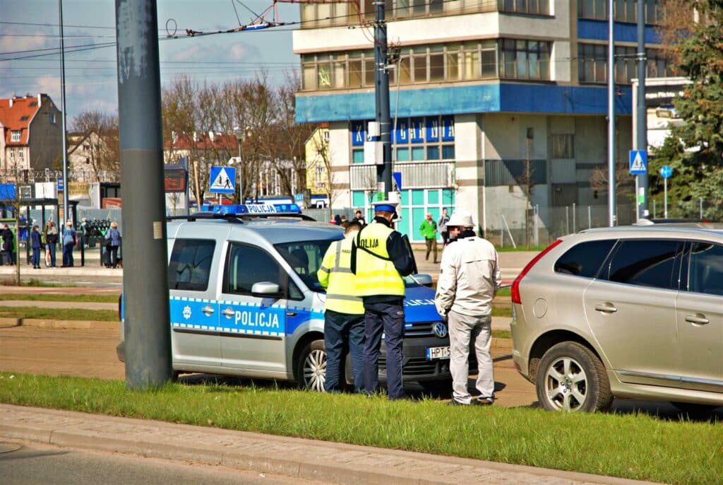 Olsztyn: Samochód z Niemiec zderza się z tramwajem wypadek Olsztyn, Wiadomości, zShowcase