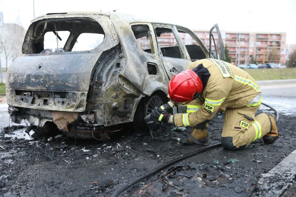 Właściciel zrozpaczony: auto za 4 tys. zł płonie, a dym widoczny na pół Olsztyna pożar Olsztyn, Wiadomości, Wideo, zShowcase