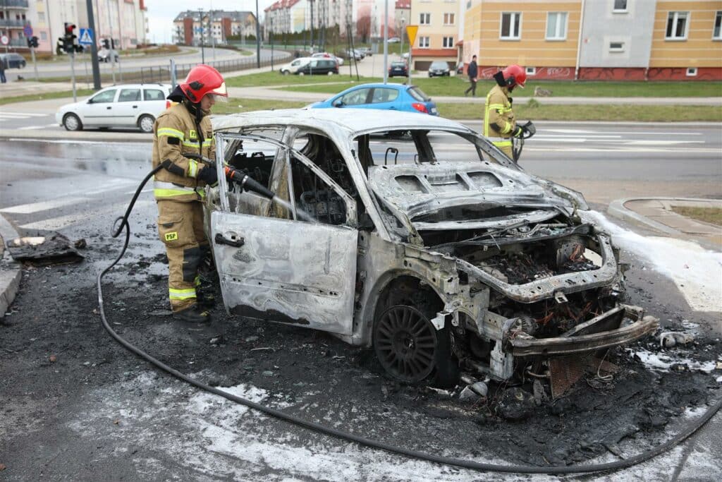 Właściciel zrozpaczony: auto za 4 tys. zł płonie, a dym widoczny na pół Olsztyna pożar Olsztyn, Wiadomości, Wideo, zShowcase