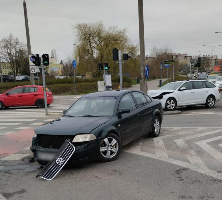 Kolizja na skrzyżowaniu al. Obrońców Tobruku i ul. Iwaszkiewicza zakończona mandatem