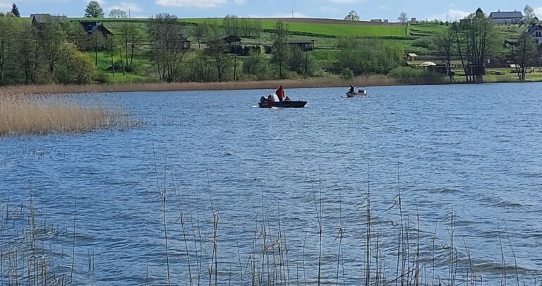 Dramat na jeziorze. Wywróciła się łódź z trzema osobami. Na miejsce jadą nurkowie