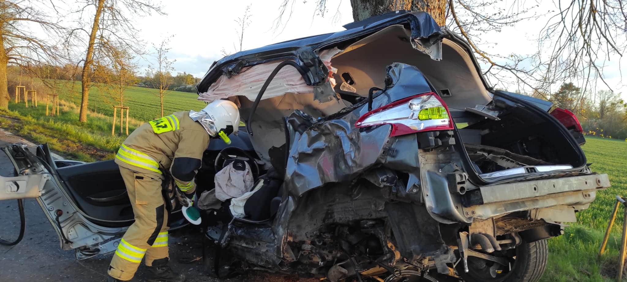 Poważny wypadek w gminie Braniewo. Auto wylądowało na dwóch drzewach wypadek Wiadomości