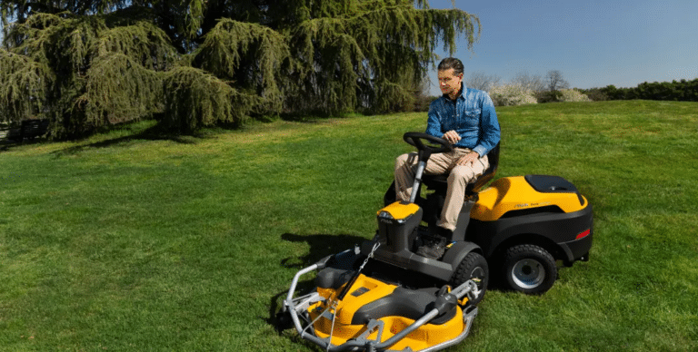 Traktor na akumulator – na jakie dodatkowe wyposażenie zwrócić uwagę?