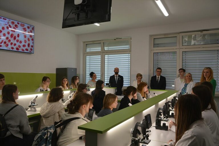 Nowoczesne pracownie biologiczne i chemiczne w V LO przy ul. Krasickiego