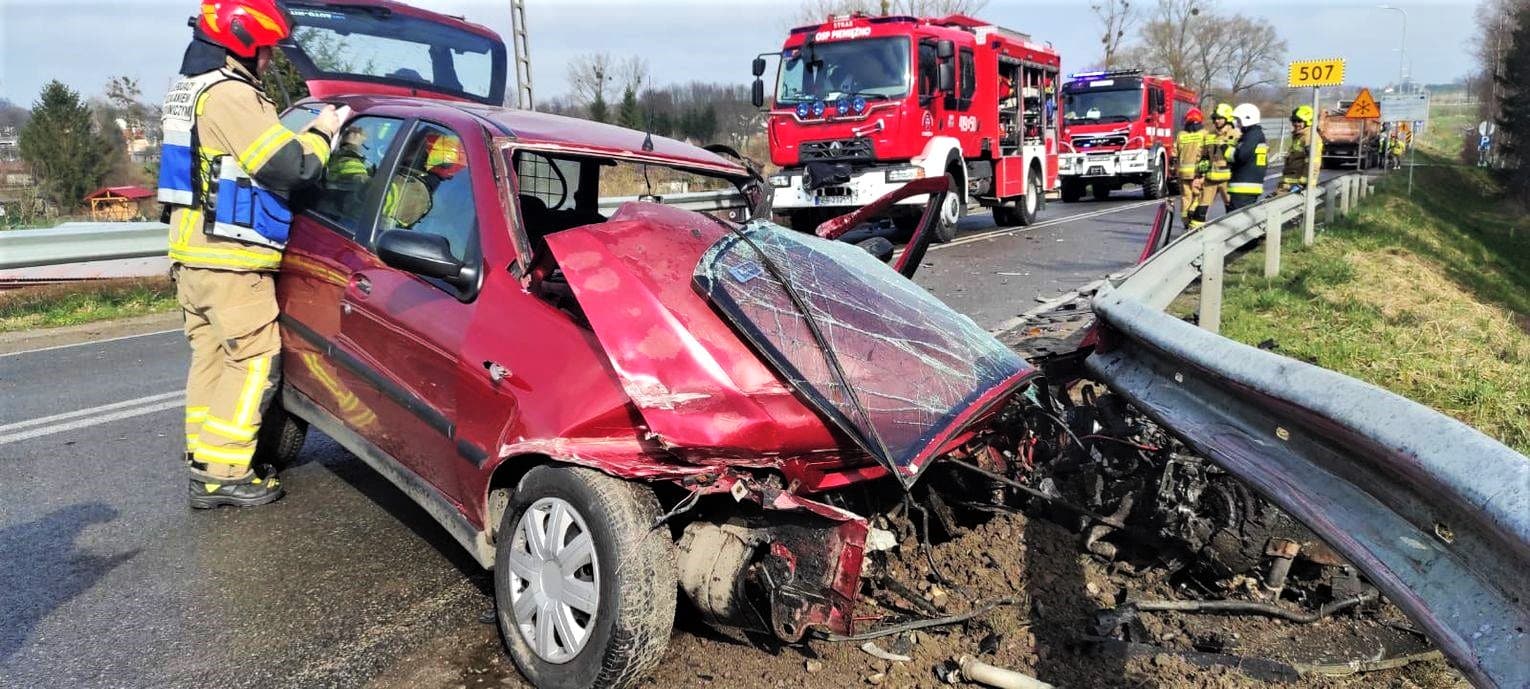 Osobowy Fiat i ciężarowa Scania zderzyły się ze sobą wypadek Wiadomości