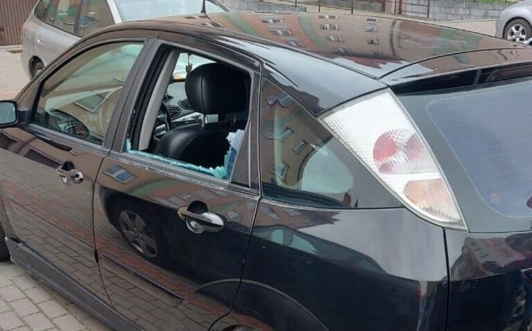 Policjanci z Olszyna wybili szybę w aucie, aby wyciągnąć 40-latka, który nie chciał iść do więzienia