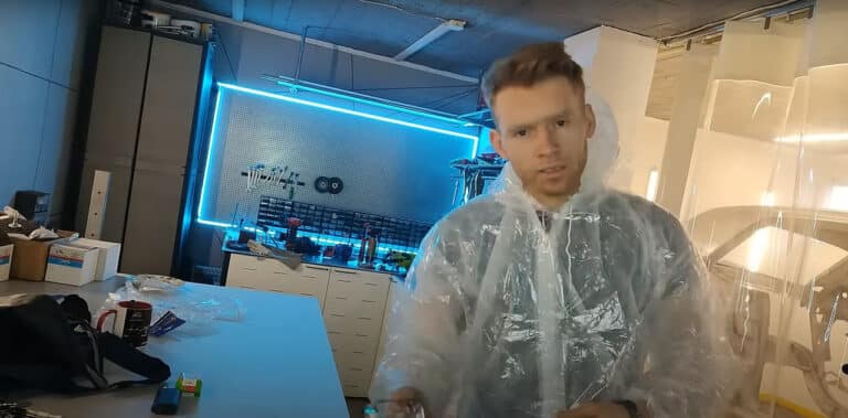 Blacharz z Olsztyna wyremontował stary chlew i zamienił w garaż. Niezwykły efekt końcowy