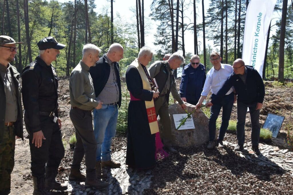Wojewoda Artur Chojecki sadził las pamięci Jana Pawła II przyroda Olsztyn, Wiadomości, zShowcase