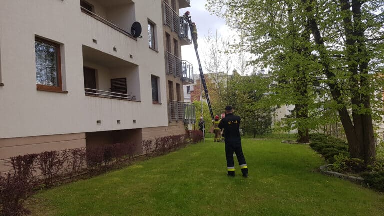 Pożar na balkonie mieszkania w ekskluzywnej dzielnicy Olsztyna