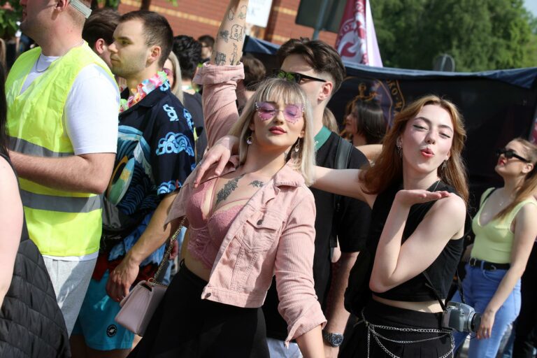 Parada Wydział&oacute;w przeszła ulicami Olsztyna. Ruszyła Kortowiada 2023