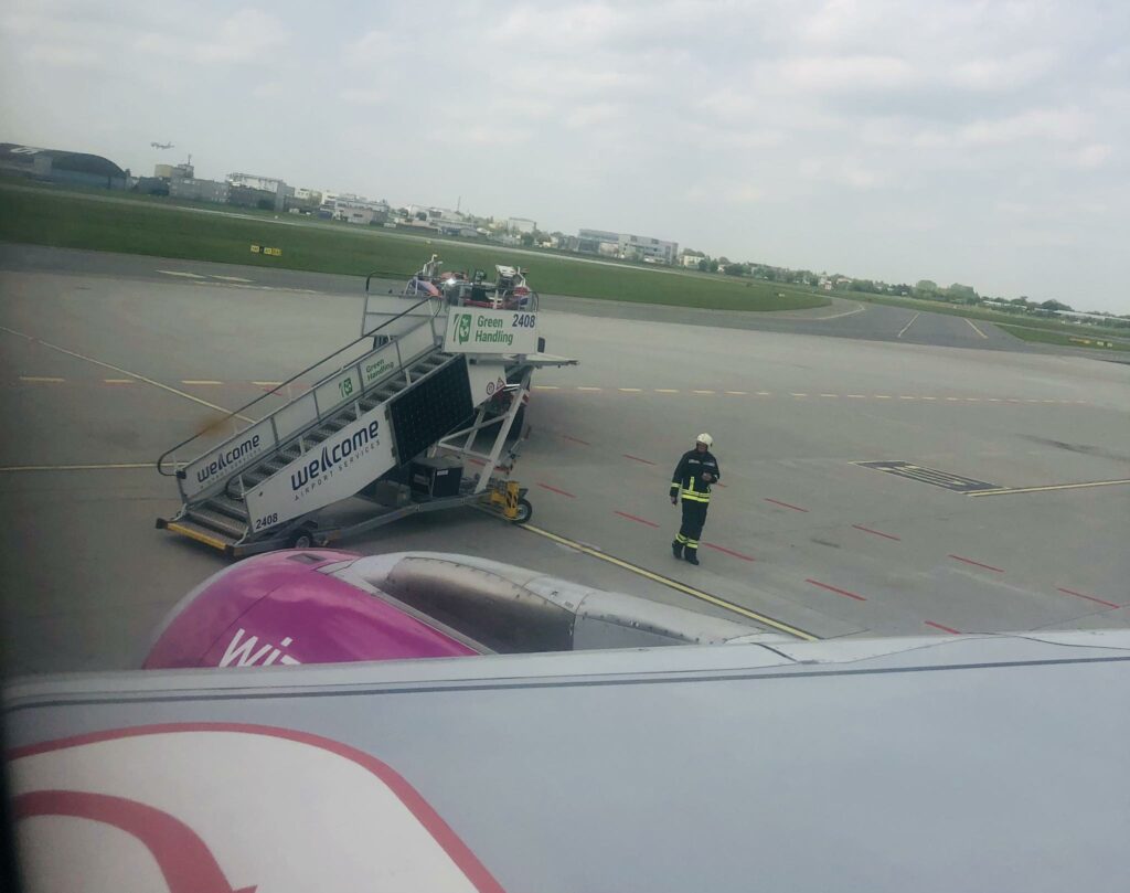 Awaryjne lądowanie samolotu z Dortmundu do Szymany-Olsztyn na Lotnisku Chopina w Warszawie lotnisko Wiadomości, zShowcase